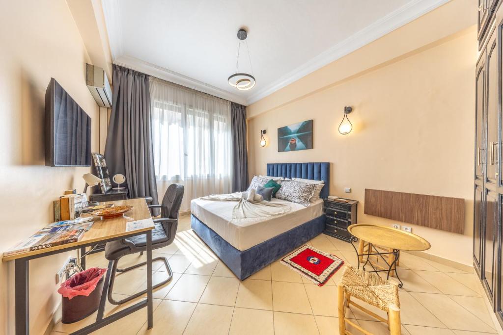 a hotel room with a bed and a desk at Studio en plein centre-ville, LE CENTRAL in Casablanca