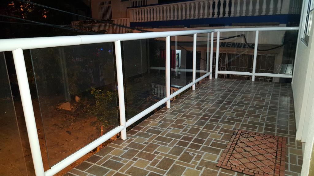 balcón con barandilla blanca y suelo de ladrillo en Apartamentos Turisticos Buena Vista, en San Andrés