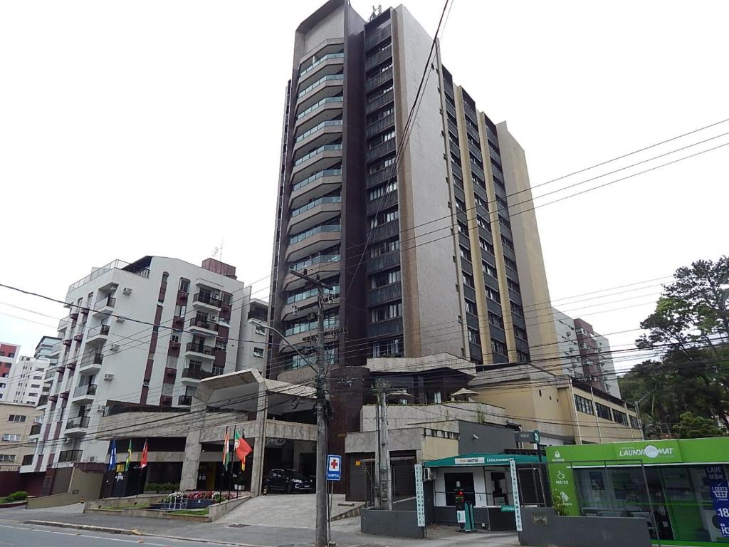 a tall building on the corner of a city street at Prinz Apart Hotel in Joinville