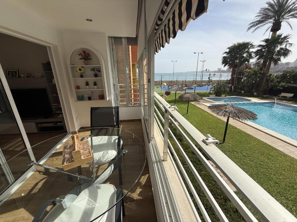 Apartamento en primera línea en Muchavista con terraza, piscina y vistas al mar by Turihome