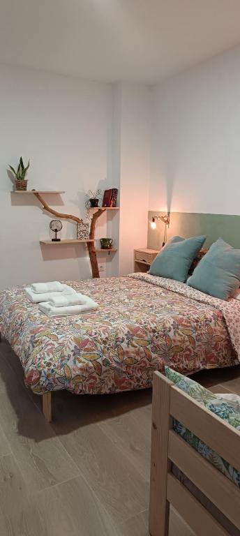 a bedroom with two beds and a bench in it at El Rincón de Ani in Torres