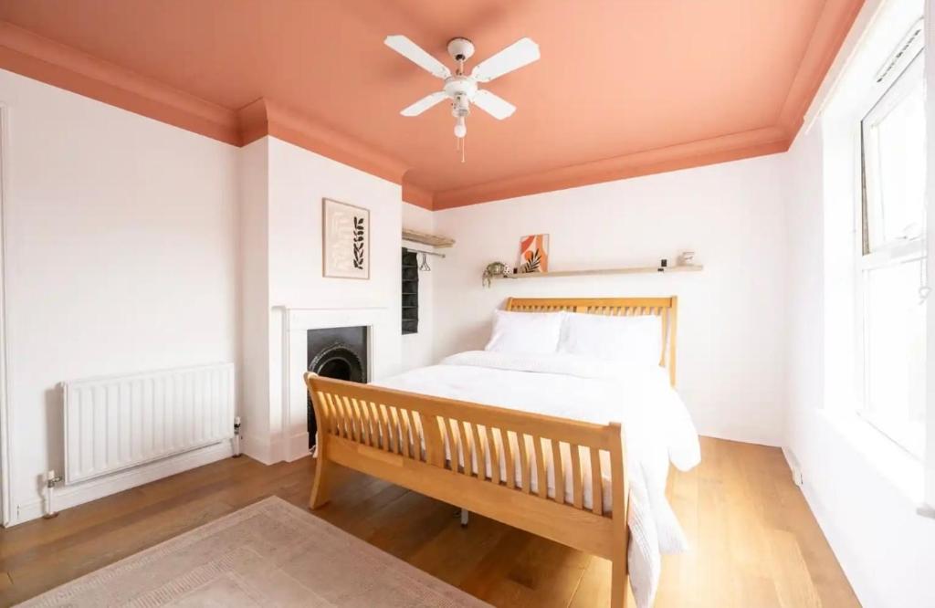 Charming Two-Bedroom House in Woolston