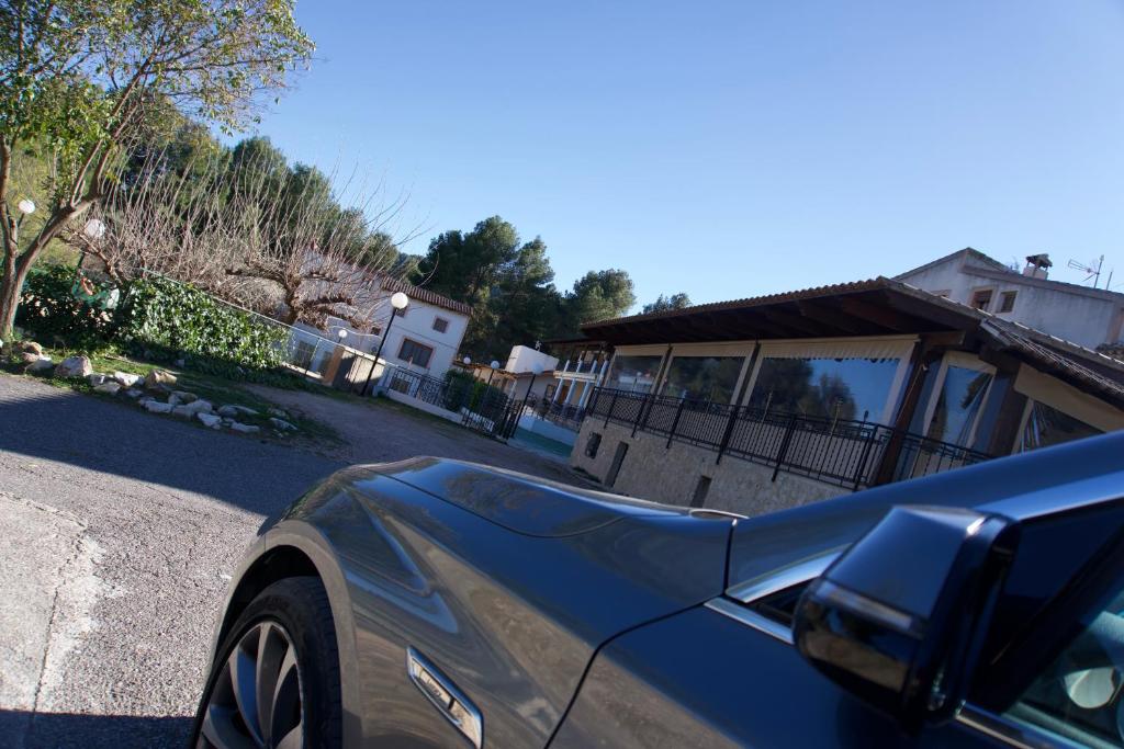 a blue car parked in front of a house at Retiro Gastro-Rural in Moratalla