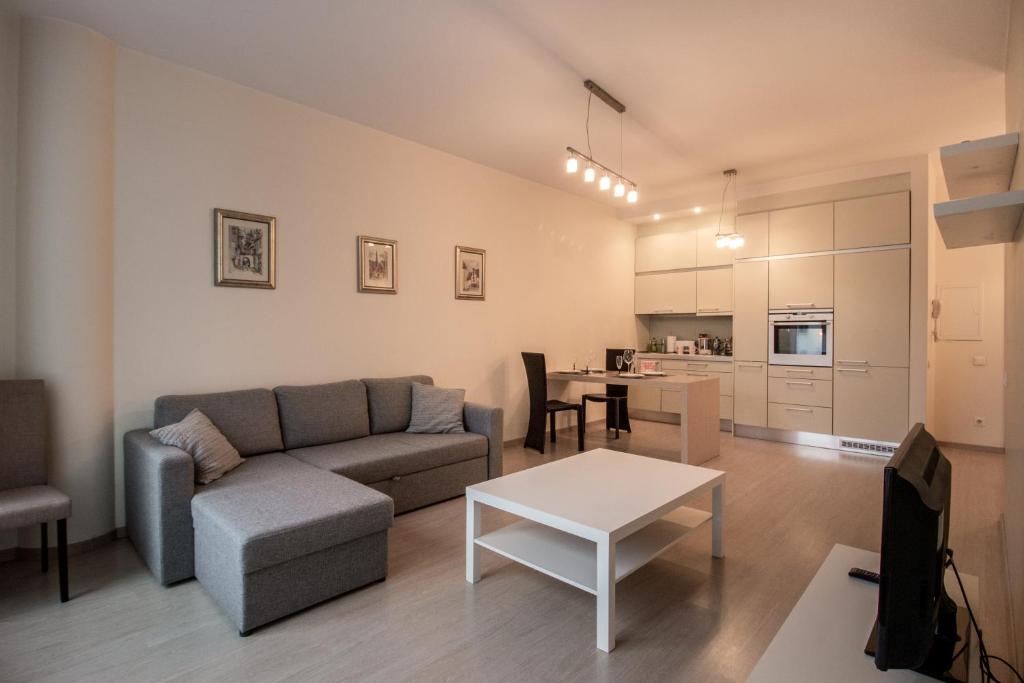 里加的住宿－Riga Riverside Apartment，客厅配有沙发和桌子