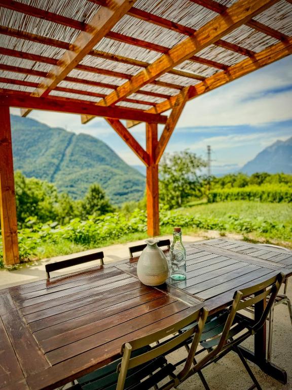 a wooden table with a vase sitting on top of it at Maisonnette des vignes in Albertville