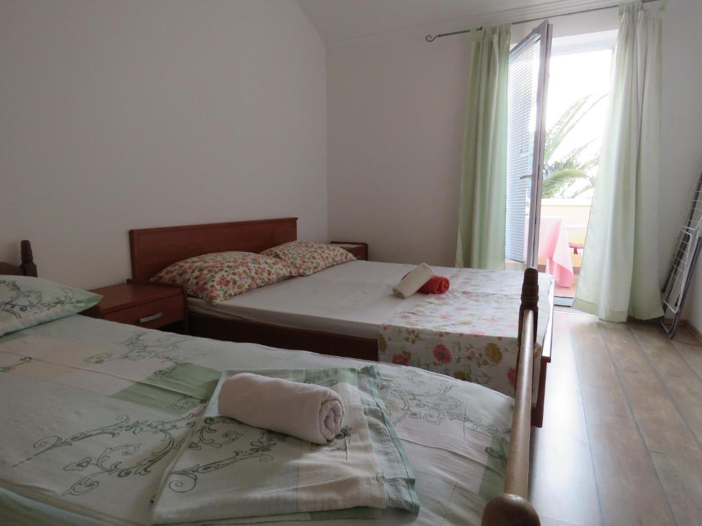 Postel nebo postele na pokoji v ubytování Apartments Palma Novalja
