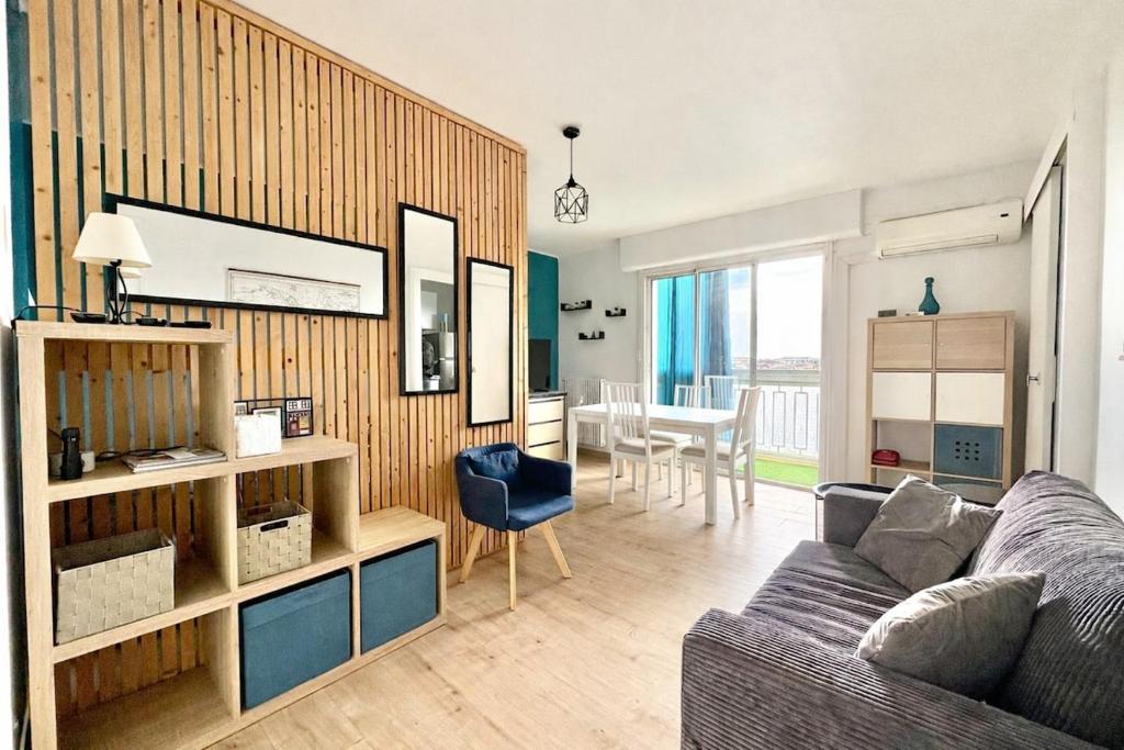 Studio moderne avec loggia, vue dégagée