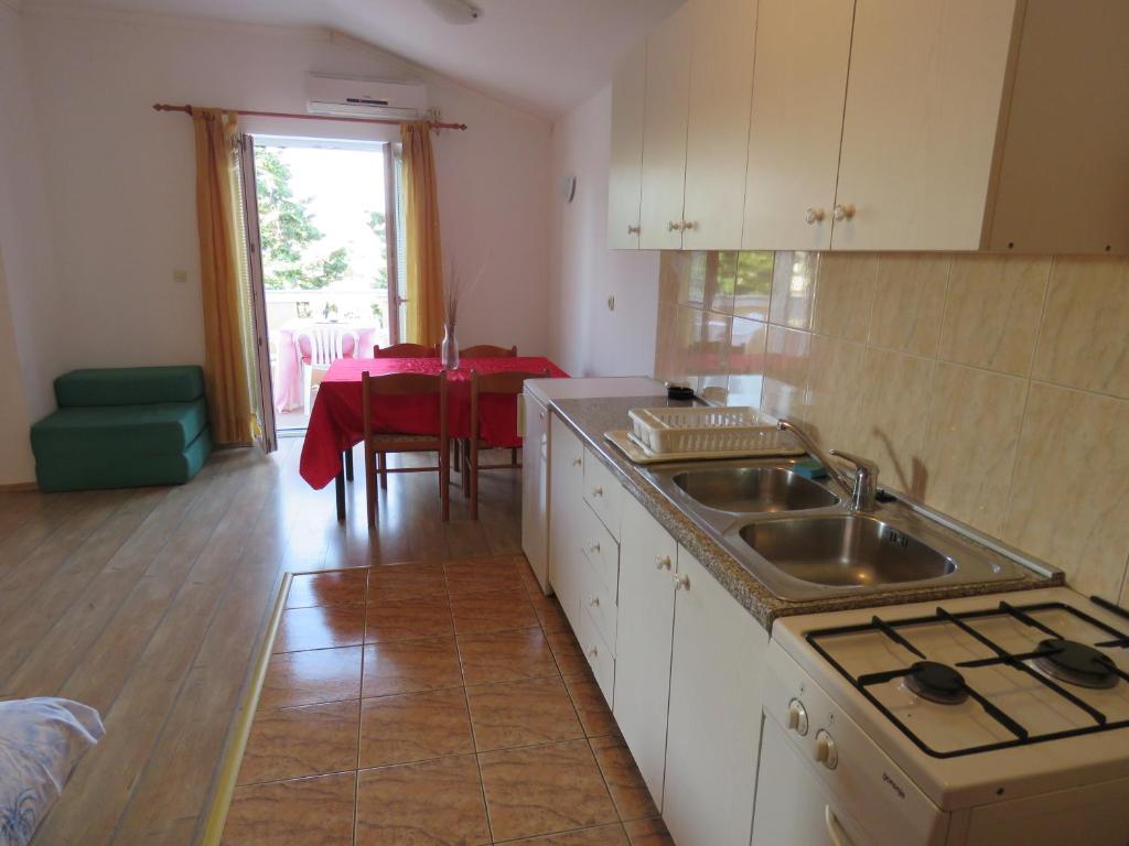 Kuchyň nebo kuchyňský kout v ubytování Apartments Palma Novalja