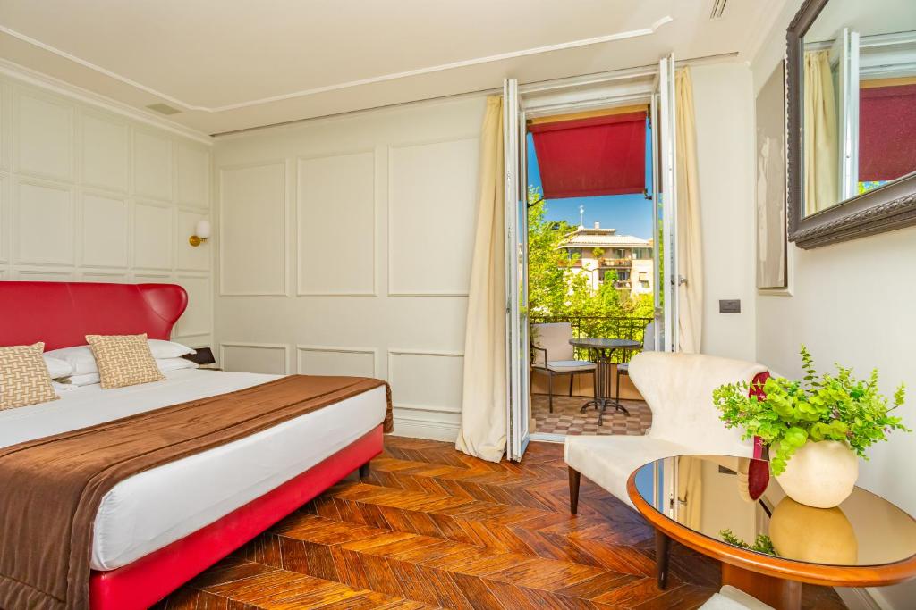 a bedroom with a bed and a table at Hotel The Corner Roma in Rome
