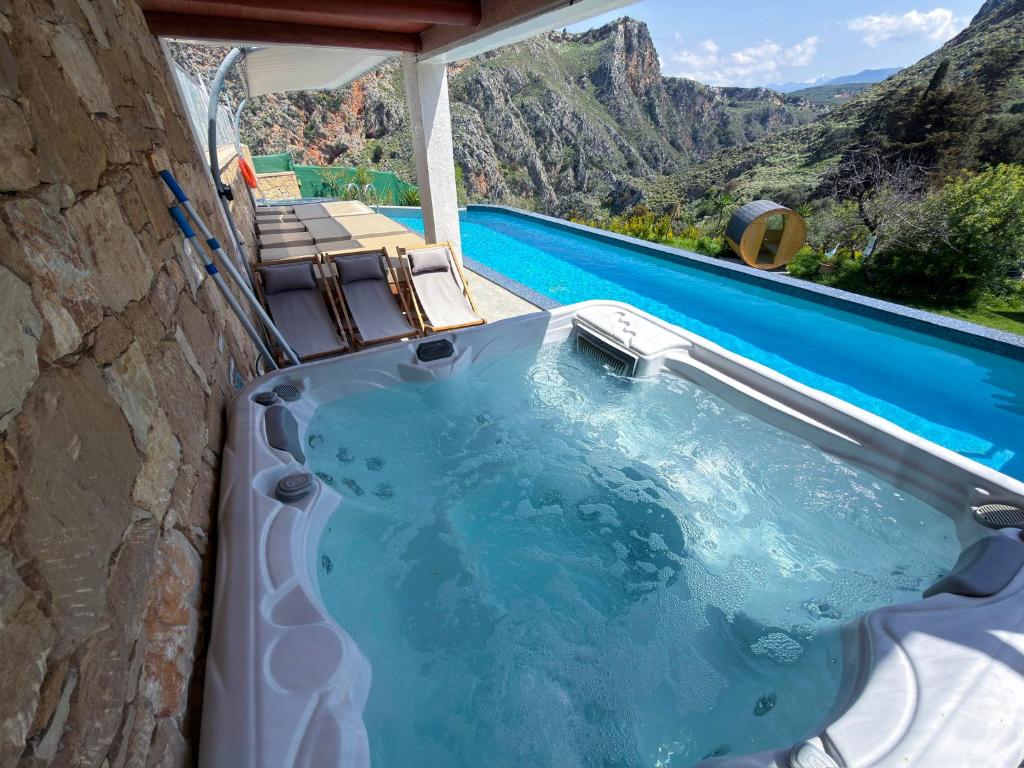 Villa Rokka Luxe - Private Heated Pool, Hot Tub, Sauna, and more