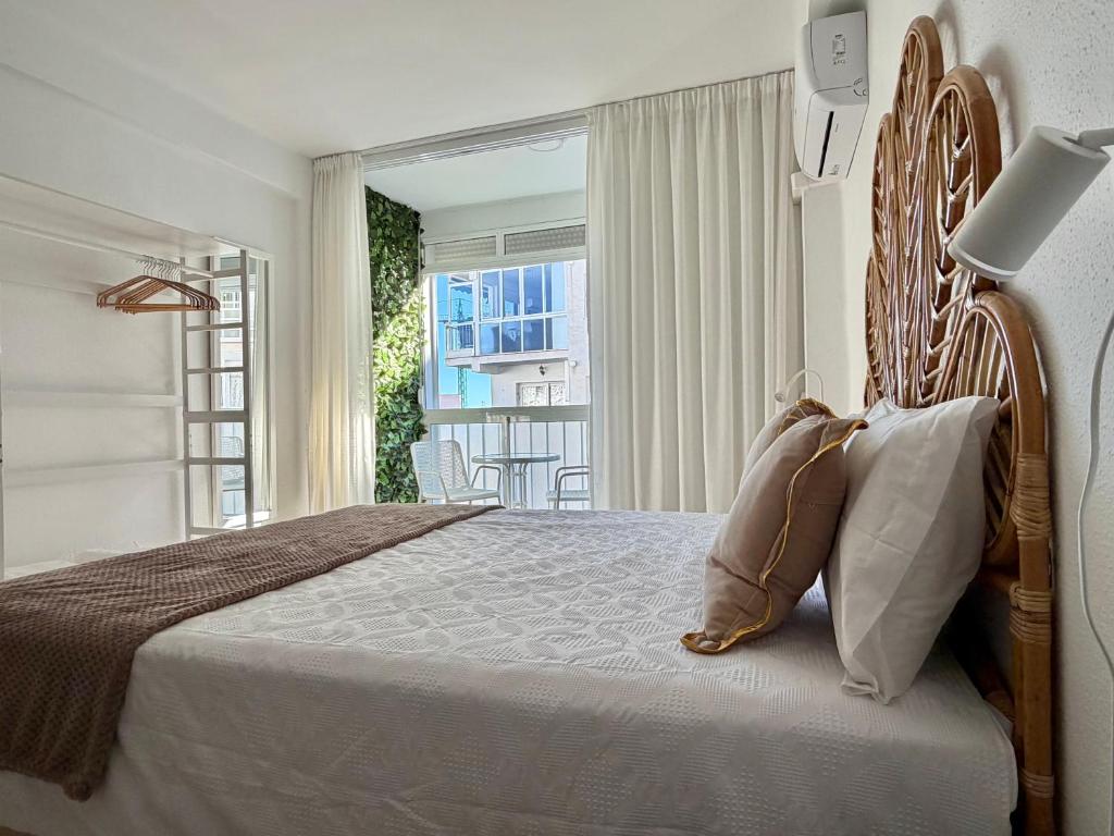 Sunlight Apartment - Apartamento soleado con balcón y piscina en el centro de Nerja