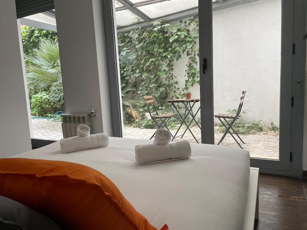 Modern apartment with terrace and fireplace, Downtown, La Latina