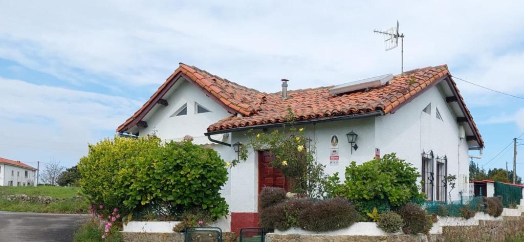 a white house with a red roof at La Casina de L'Aspu in Luces