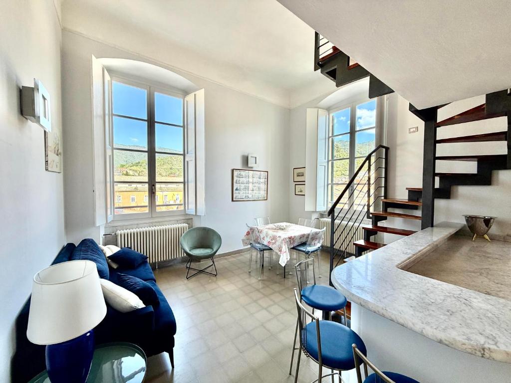 ein Wohnzimmer mit einem blauen Sofa und Stühlen in der Unterkunft Cavour in Levanto