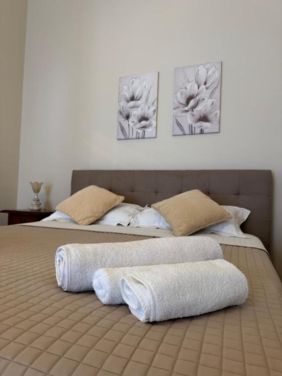 a bedroom with two beds with towels on them at Casa del Corso Apartments in Avola
