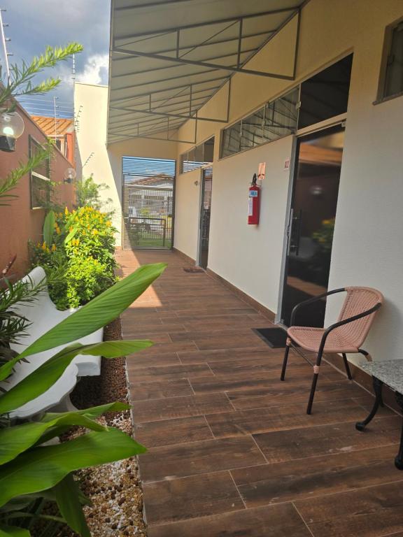 an empty hallway of an office building with a chair at SUITES SANTA FÉcg A5 in Campo Grande
