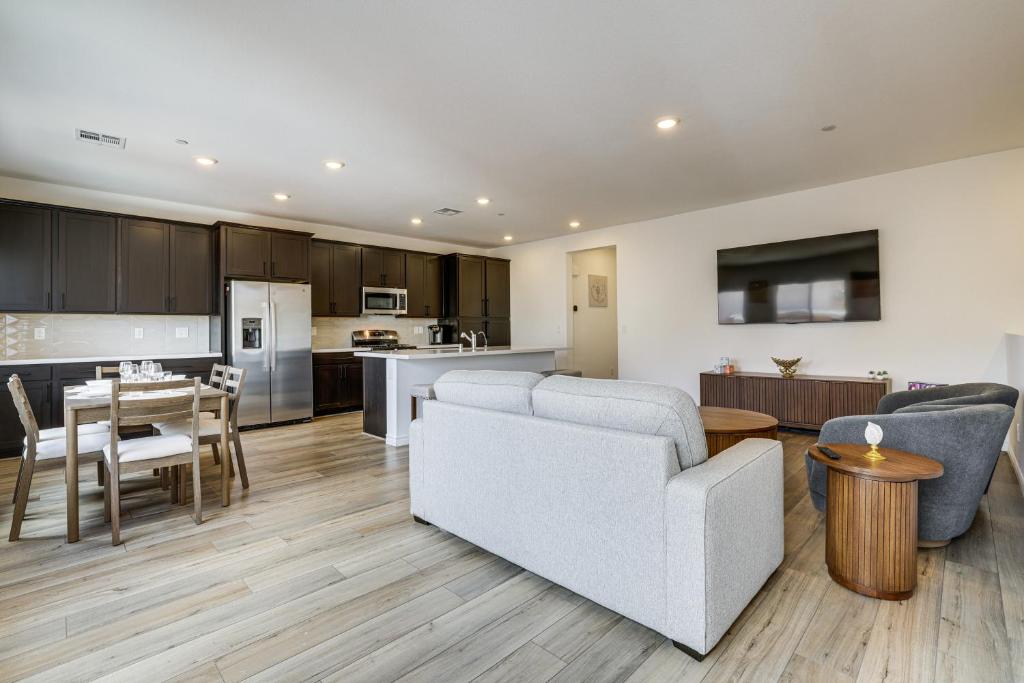 5 Mi to Water Street District! Modern Townhome, Las Vegas (2026 ...