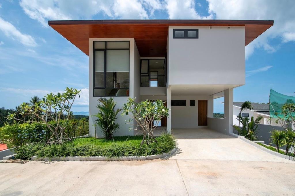a modern house with a roof over a driveway at 030vollsamui in Ban Bang Po