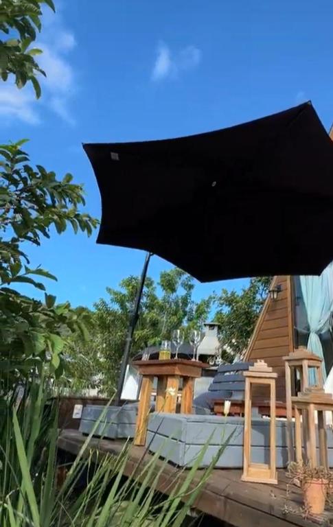 a black umbrella sitting on top of a house at Luz de Cabana in Santo Amaro da Imperatriz