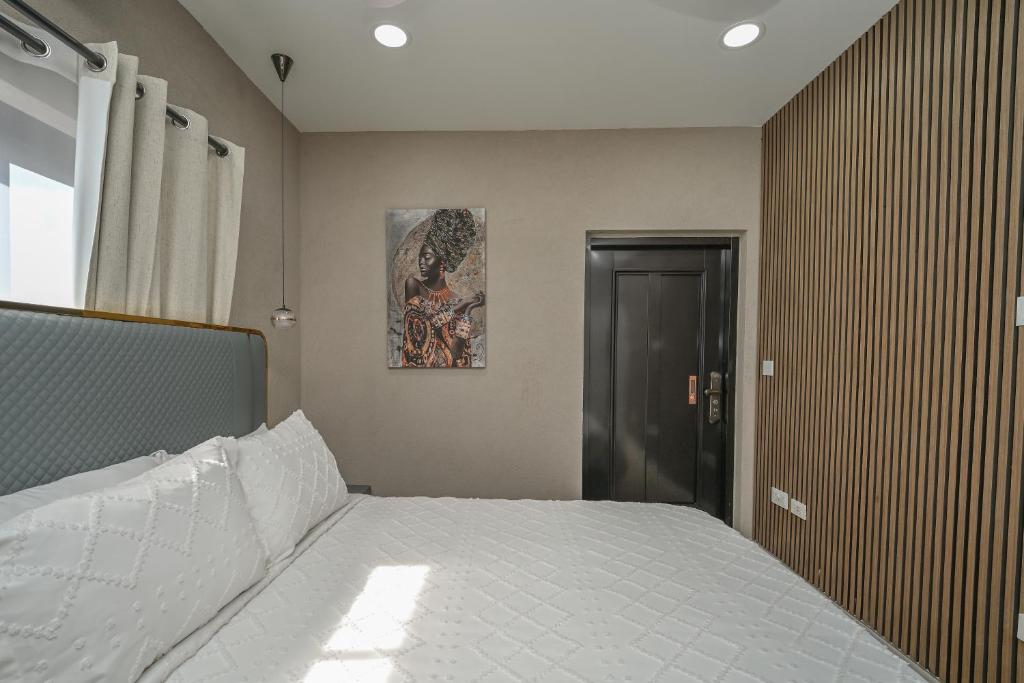 a bedroom with a bed and a picture on the wall at Golden Pear Villa-MSV 10BR - 5 Fully Equipped Kitchens, Harbor & Sea Views in Morne Longue