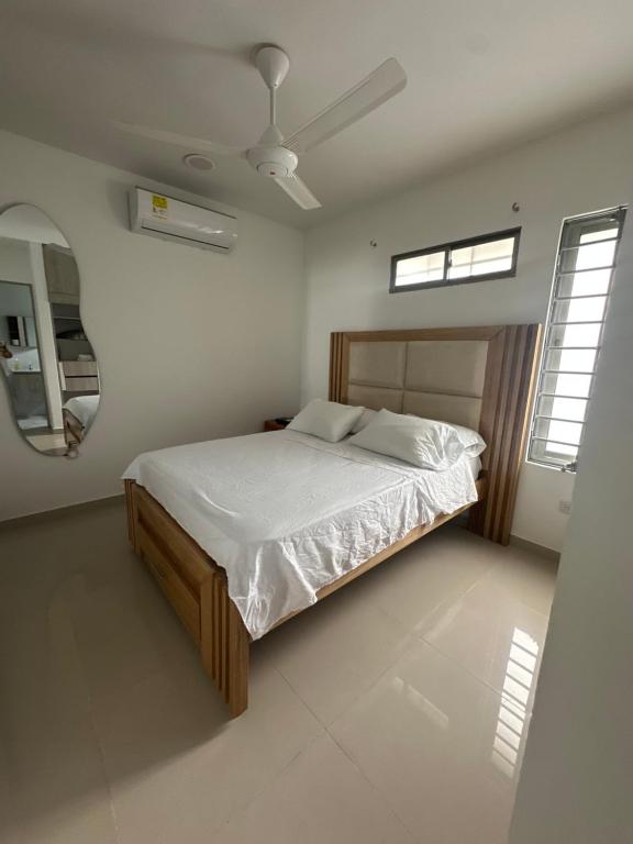 a bedroom with a bed and a mirror in it at Apartamento completo cerca del centro in Montería