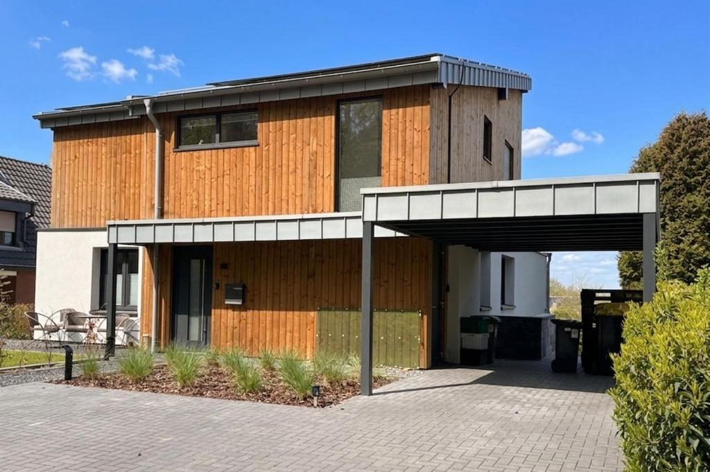 a house with a garage in front of it at Ferienwohnung Ausblick in Kleve