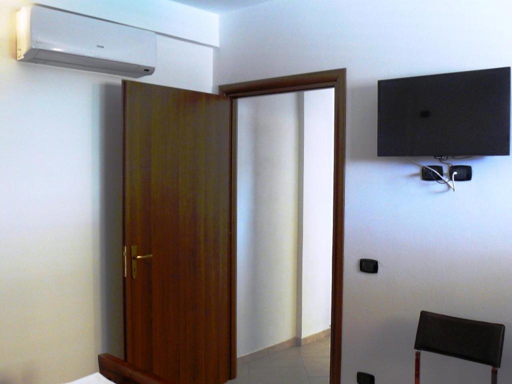 A television and/or entertainment centre at Oasi Tortuga Residence Piscina e barbecue h24