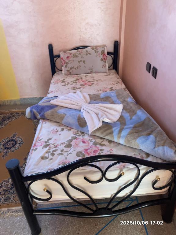 a bedroom with two twin beds in a room at Double Room in Telouet