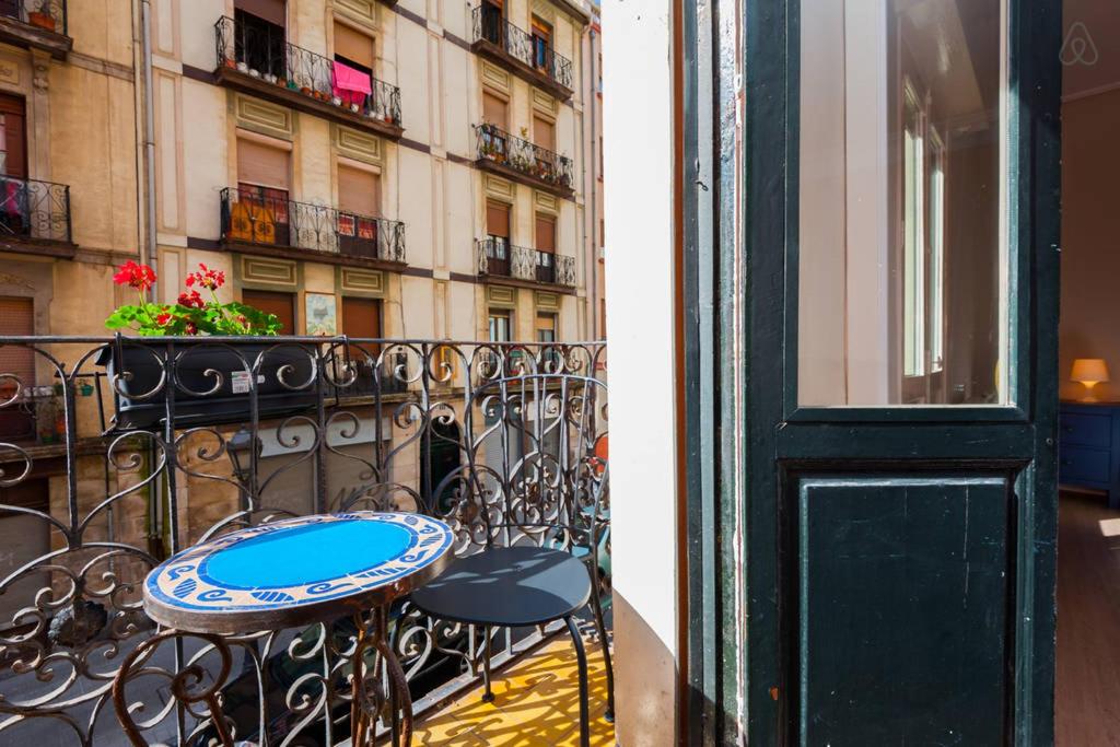 una mesa y sillas en un balcón con un edificio en Apartamento Almendra BAJO, en Ronda