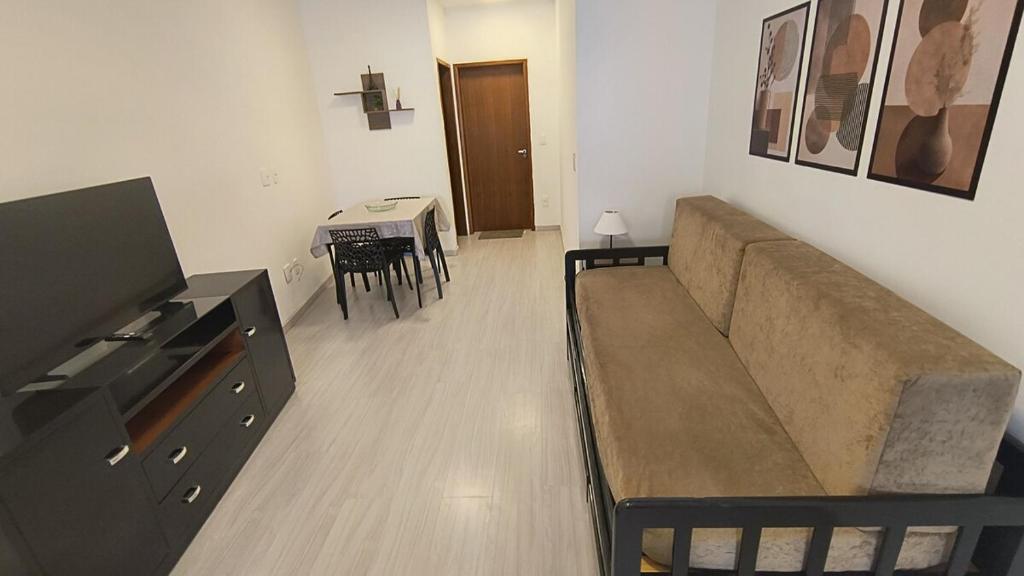 a living room with a couch and a table at Refúgio perfeito em Itatiba in Itatiba