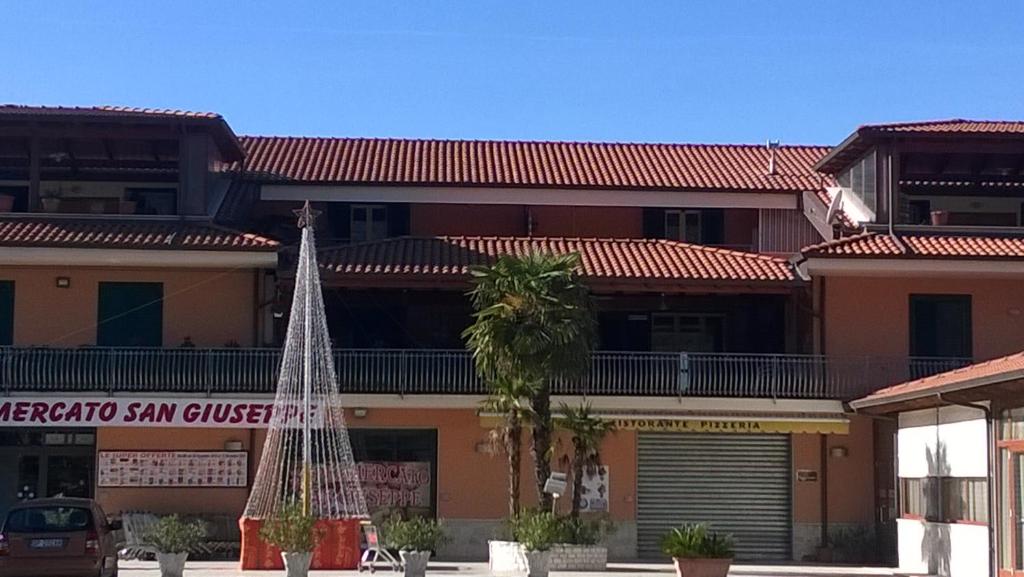 a building with a sign that reads mercato san vicente at Il Bel Risveglio in Atena Lucana