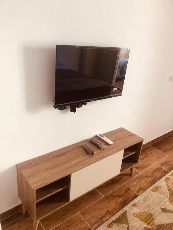 a living room with a tv on a wall at فلورنزا خمسين in Hurghada