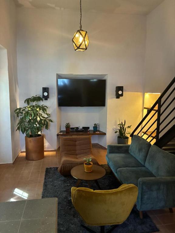 ein Wohnzimmer mit Sofa und Flachbildfernseher in der Unterkunft Tiny Room Historic Center in Hermosillo