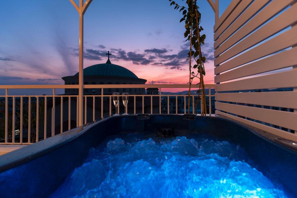 Rooftops of Athens-Studio with Jacuzzi & Sunset View