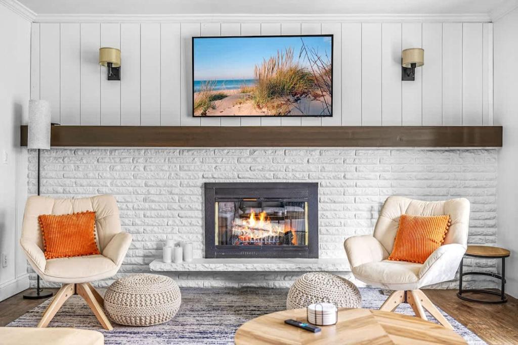 a living room with two chairs and a fireplace at Golden Crest Getaway in Stevensville
