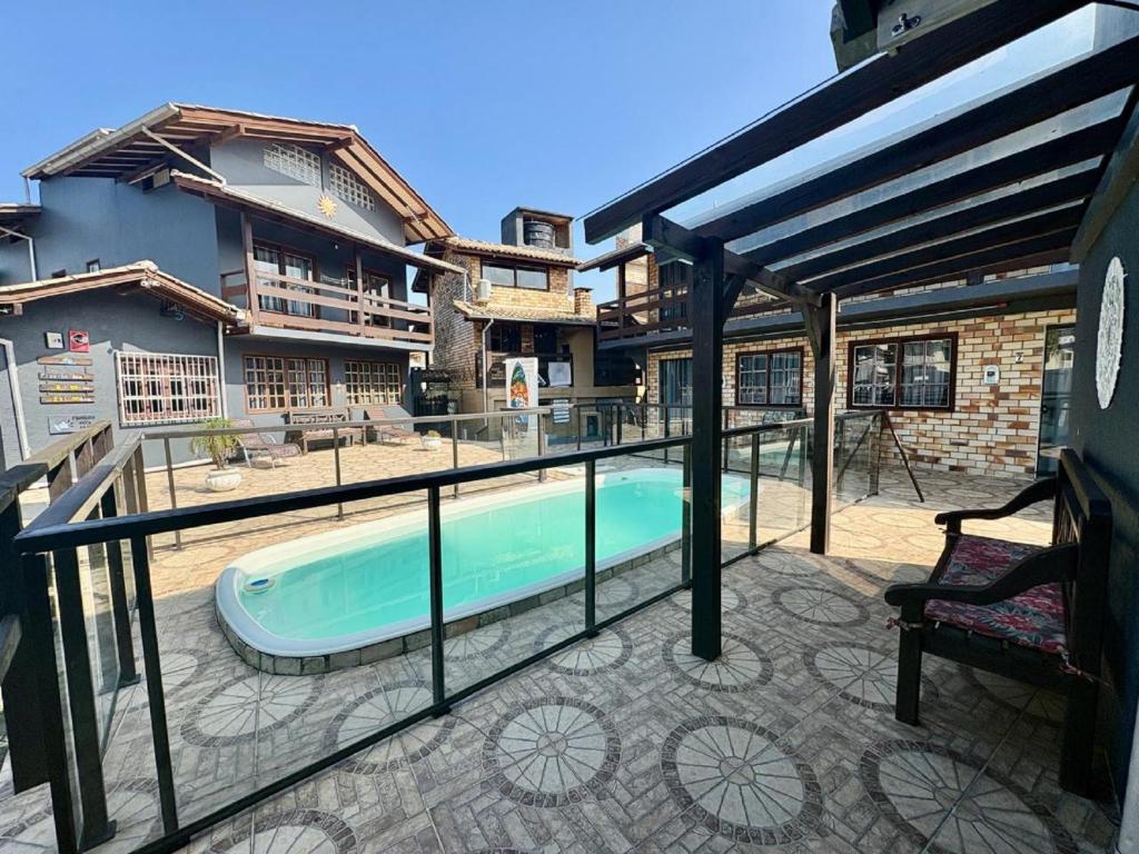 a balcony with a swimming pool and a building at Residencial Solar del Nieto in Garopaba
