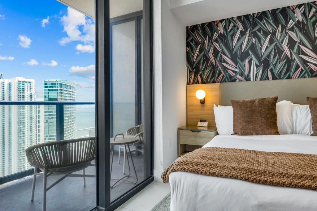 Stunning Lux 2 Bed 2 Bath with Panoramic View from Balcony photo