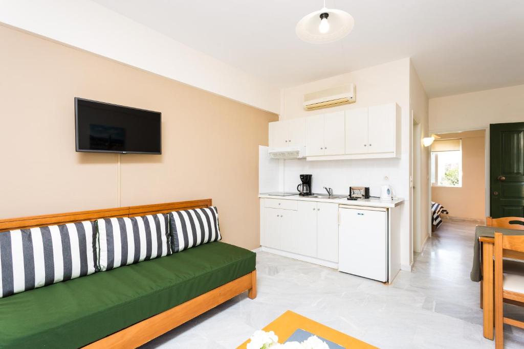 Kuchyň nebo kuchyňský kout v ubytování Radamanthy's Hotel Apartments