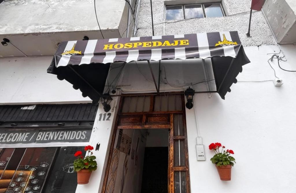 a horse preparedeat sign on the front of a building at Hospedaje Paris in Cusco