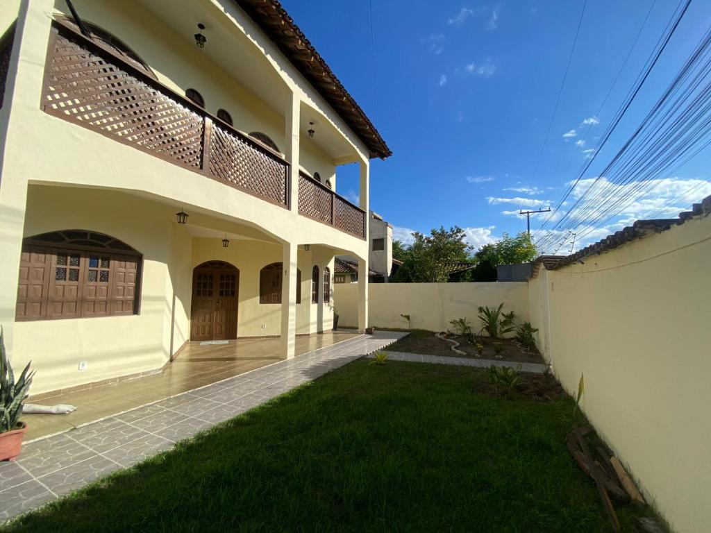 a view of a house with a yard at Casa para a temporada com 3 quartos a caminho do centro in Porto Seguro