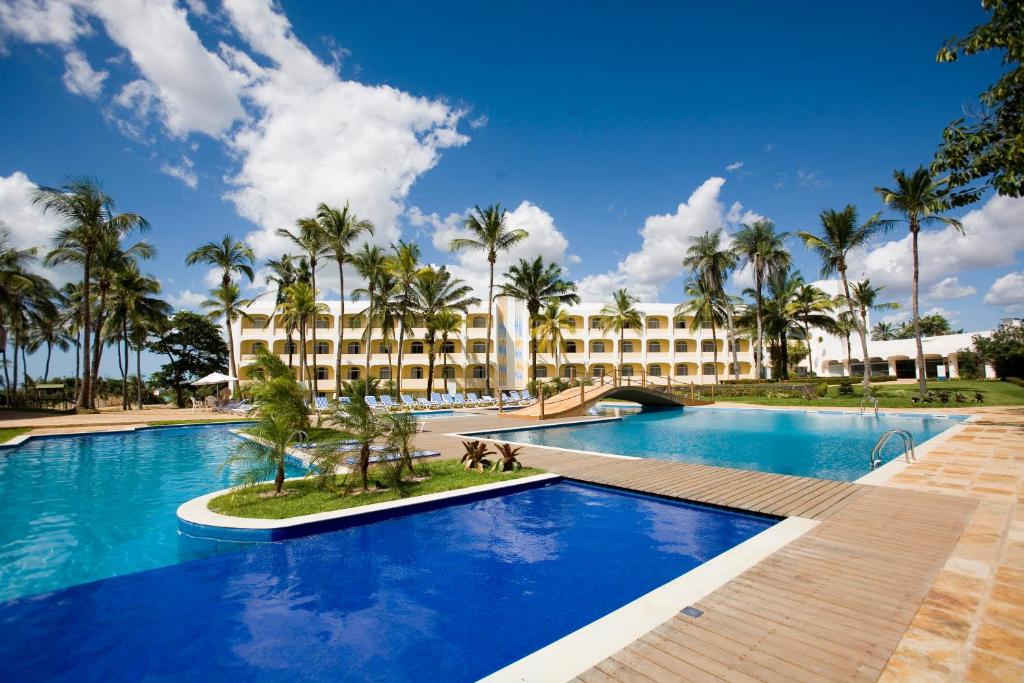 un complexe avec une grande piscine bordée de palmiers dans l'établissement Blue Tree Towers São Luis, à São Luís