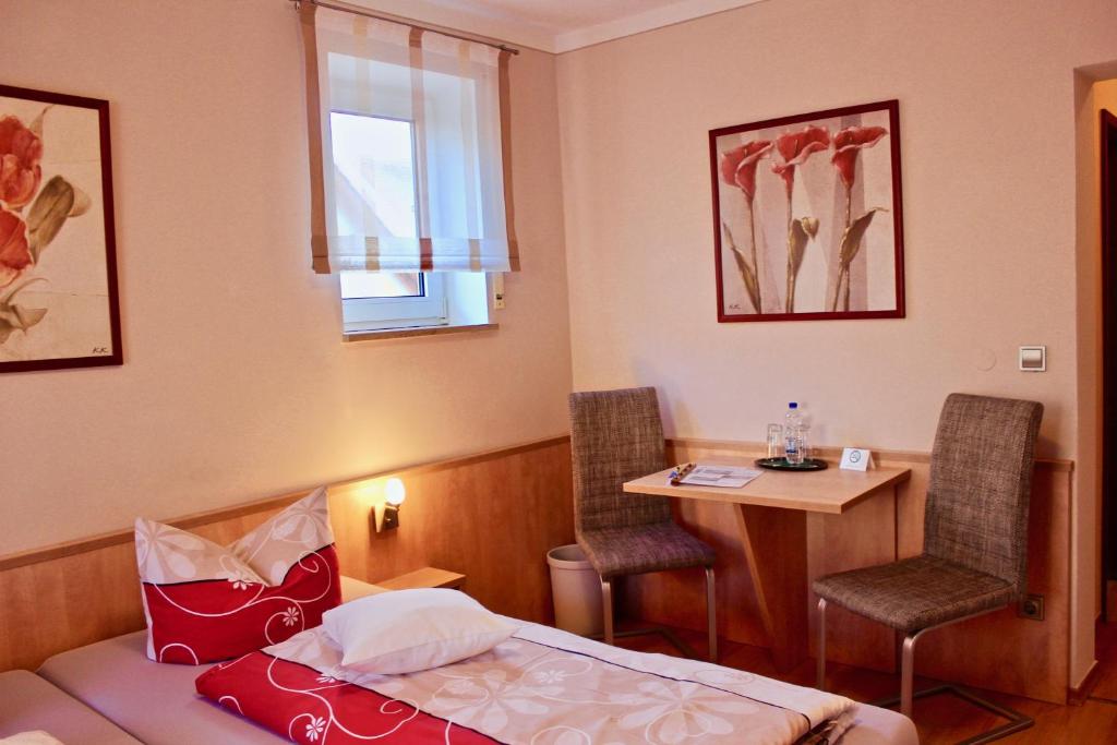 Postel nebo postele na pokoji v ubytování Zum Schwarzen Bären