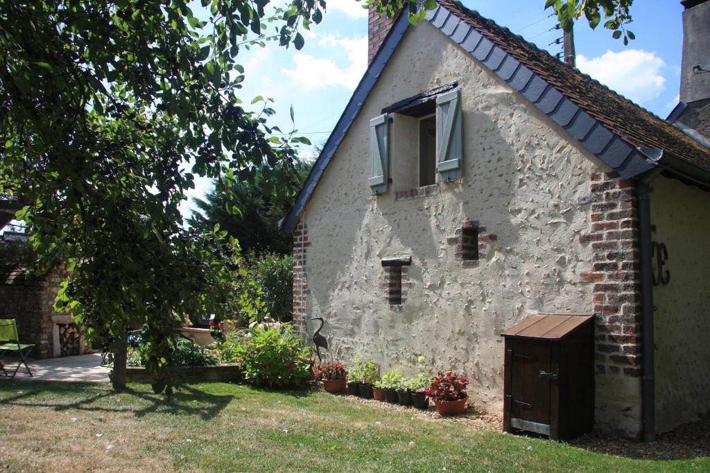 an old stone house with a window and some plants at Les Bouts de Rallé Chambre d&#39;Hotes in Sainte-Osmane