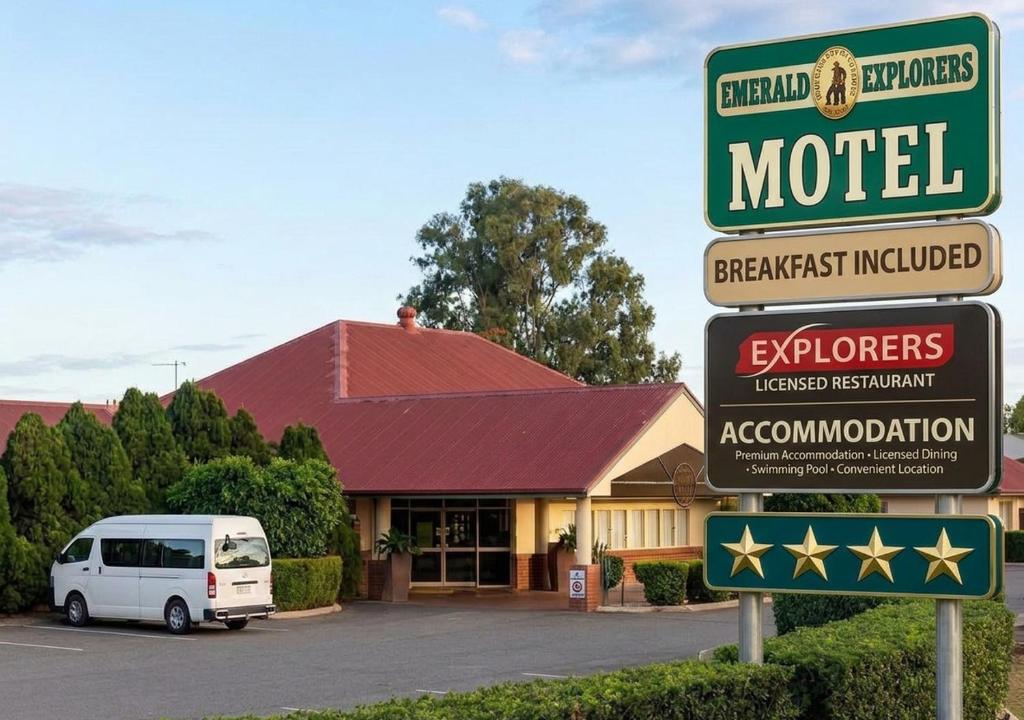 ein Motel mit einem weißen Lieferwagen davor in der Unterkunft Emerald Explorers Inn in Emerald