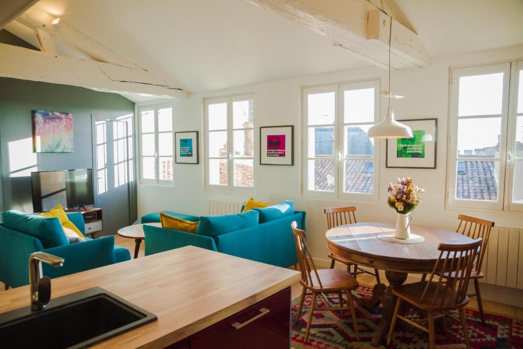 a living room with a table and chairs at La Loge du 12 in Bordeaux