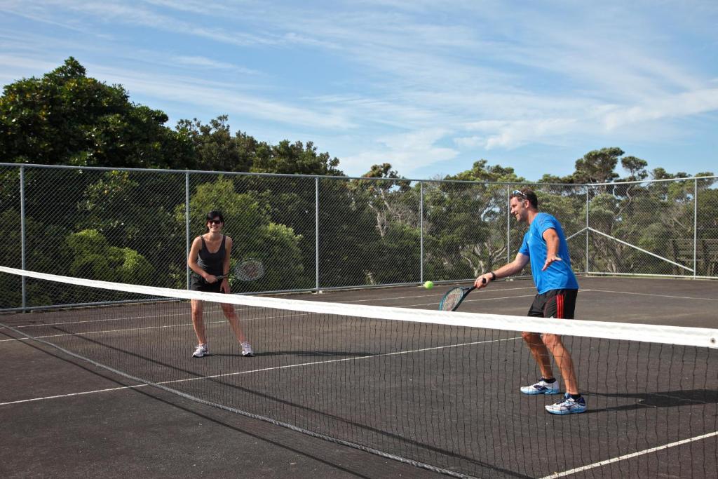 Tenis a/nebo squash v ubytování Pacific Rendezvous Resort nebo okolí