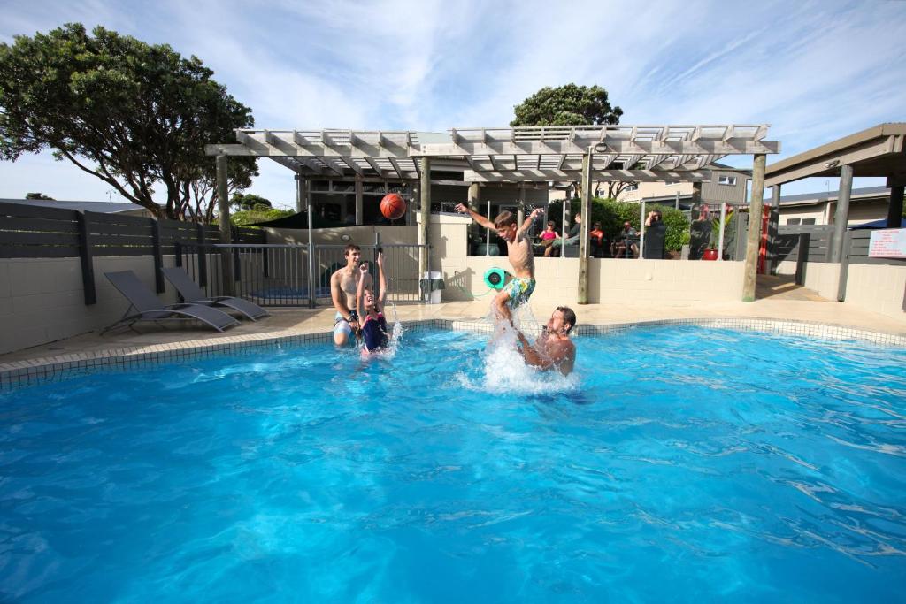 Bazén v ubytování Pacific Rendezvous Resort nebo v jeho okolí