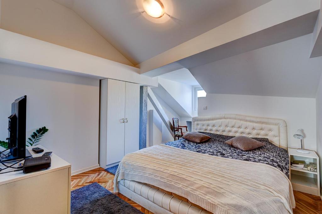 1 dormitorio con 1 cama con 2 almohadas en Apartments Selfie Belgrade Central, en Belgrado