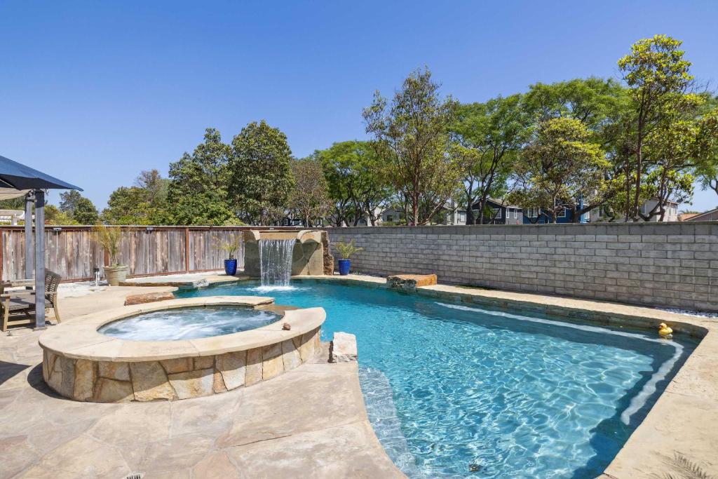 Gallery image of 3BR Main House Poolside Dining Near Beaches in Oxnard