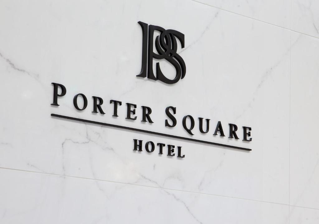 Certifikát, hodnocení, plakát nebo jiný dokument vystavený v ubytování Porter Square Hotel